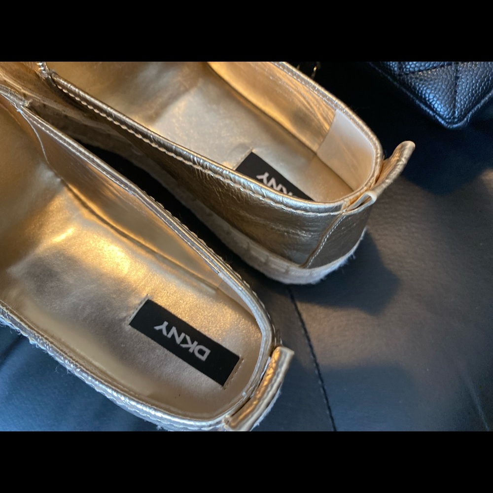 Stop traffic in a DKNY golden leather, peep toes espadrilles 😌 - Picture 10 of 12